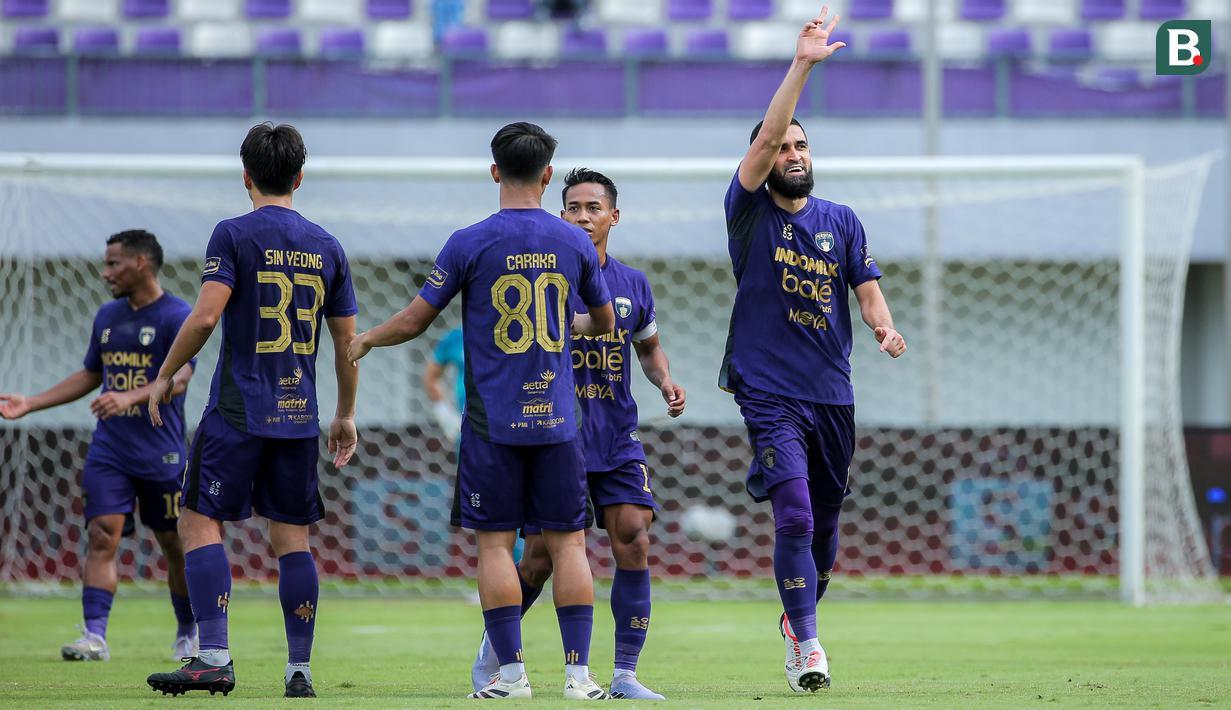 Gol Javlon Guseynov membawa Persita menang dengan skor akhir 2-0. Hasil ini menjadi kemenangan bersejarah bagi Pendekar Cisadane karena untuk pertama kalinya berhasil mengalahkan Borneo FC. (Bola.com/Bagaskara Lazuardi)