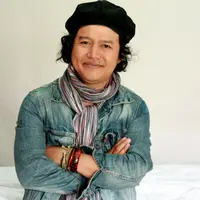 Menulis bukan hanya soal menjual buku dan tulisan. Untuk meningkatkan kemampuan menulismu, kamu perlu memerhatikan 8 novelis ini. 
