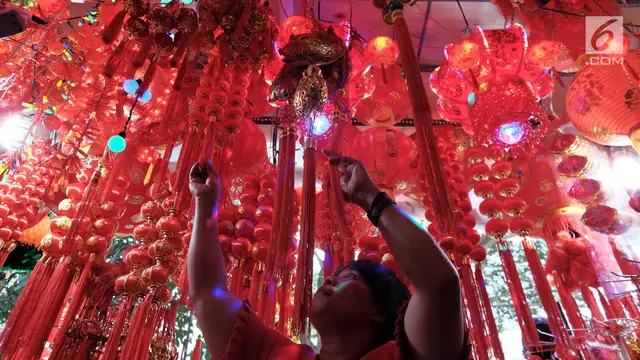 Pernak-pernik Imlek Serba Merah Membanjiri Kawasan Glodok
