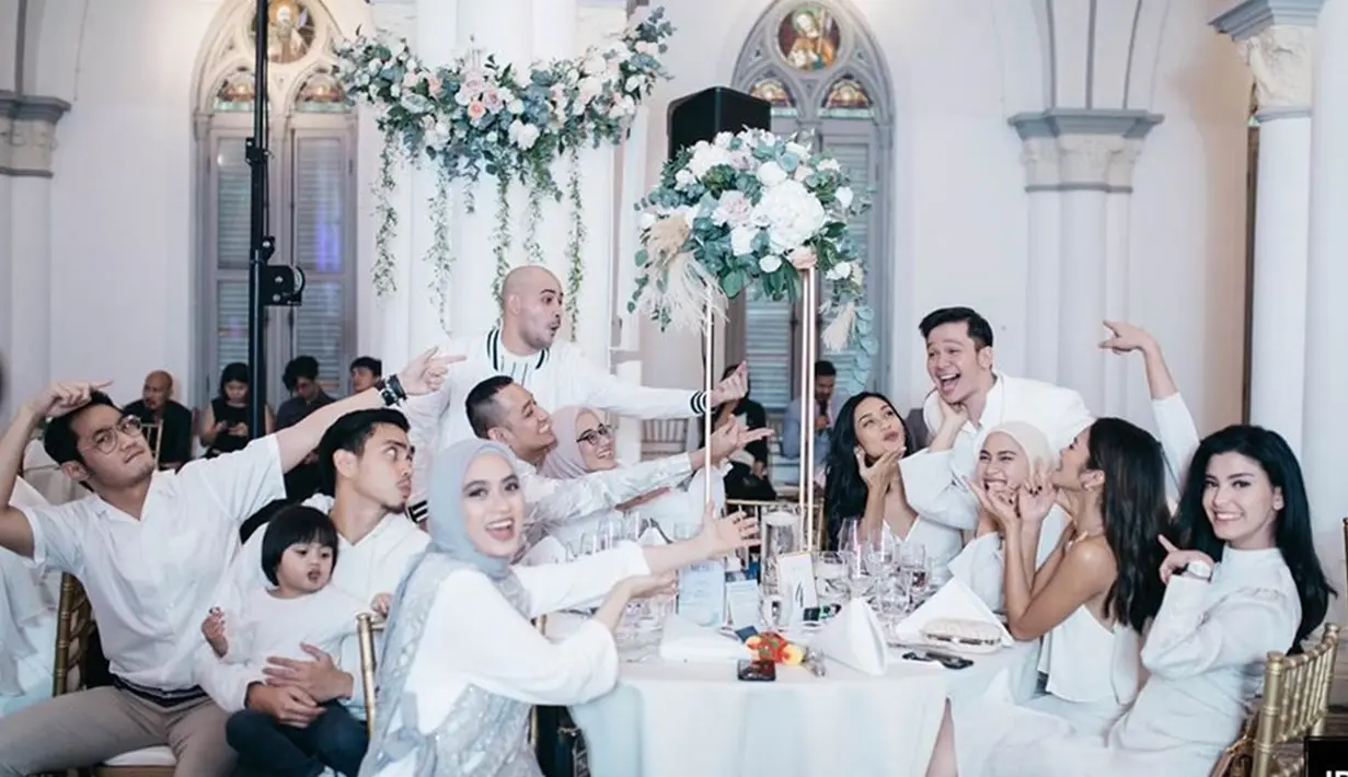 Jordi Onsu juga terlihat mengundang beberapa teman artisnya seperti Prilly Latuconsina, Maxime Bouttier, Yuki Kato, dan masih banyak lagi. Jordi juga menyiapkan suvenir berupa parfum untuk tamu undangannya. (Liputan6.com/jordionsu)