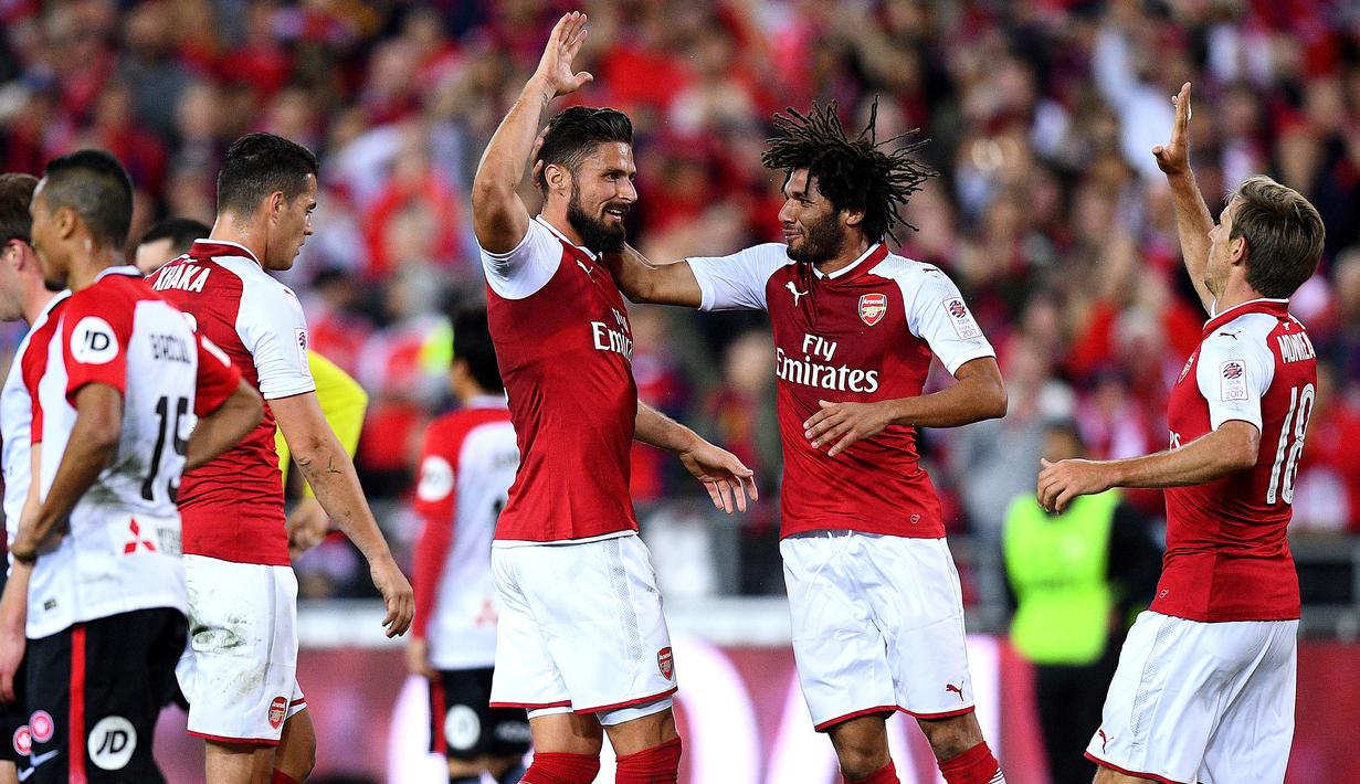 Para pemain Arsenal merayakan gol yang dicetak oleh Olivier Giroud ke gawang Western Sydney Wanderers pada laga persahabatan di ANZ Stadium, Sabtu (15/7/2017). Arsenal menang 3-1 atas Western Sydney Wanderers. (EPA/Dan Himbrechts)