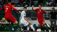 Pemain timnas Portugal, Joao Felix dan Cristiano Ronaldo berebut bola dengan pemain timnas Luksemburg, Olivier Thill dalam lanjutan Kualifikasi Piala Eropa 2020 di Estadio Jose Alvalade, Jumat (11/10/2019). Portugal meraih kemenangan 3-0 atas tamunya, Luksemburg. (CARLOS COSTA/AFP)