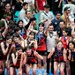 Para pemain Red Sparks berfoto setelah memenangkan laga Fun Volleyball 2024 dengan skor 3-2 atas Indonesia All Stars di Indonesia Arena, Jakarta, Sabtu (20/4/2024) malam WIB. (Bola.com/Bagaskara Lazuardi)