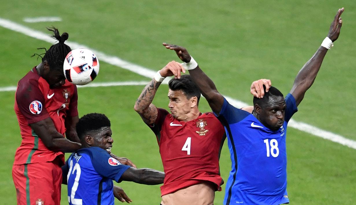 Duel antara pemain Portugal dan Prancis pada laga final Piala Eropa 2016 di Stade de France, Saint-Denis, Senin (11/7/2016) dini hari WIB. (AFP/Philippe Lopez)