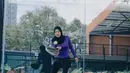 Ibu dua anak ini juga mengenakan sneaker warna putih dari Nike. Begitupula warna kaos kakinya. [@aurelie.hermansyah]