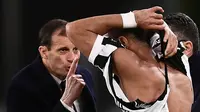 Pelatih Juventus Massimiliano Allegri berargumentasi dengan anak asuhnya Mehdi Amine Benatia usai jerseynya robek ditarik pemain Atalanta Marten de Roon pada laga lanjutan Serie A Italia pekan ke-28 di Allianz Stadium, Kamis (15/3). (MARCO BERTORELLO/AFP)