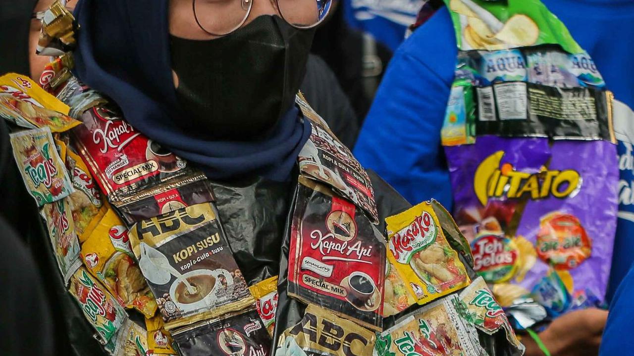 Pawai Bebas Plastik ini digelar sebagai bentuk kampanye untuk mengurangi sampah plastik yang semakin
menjadi ancaman nyata bagi lingkungan hidup.