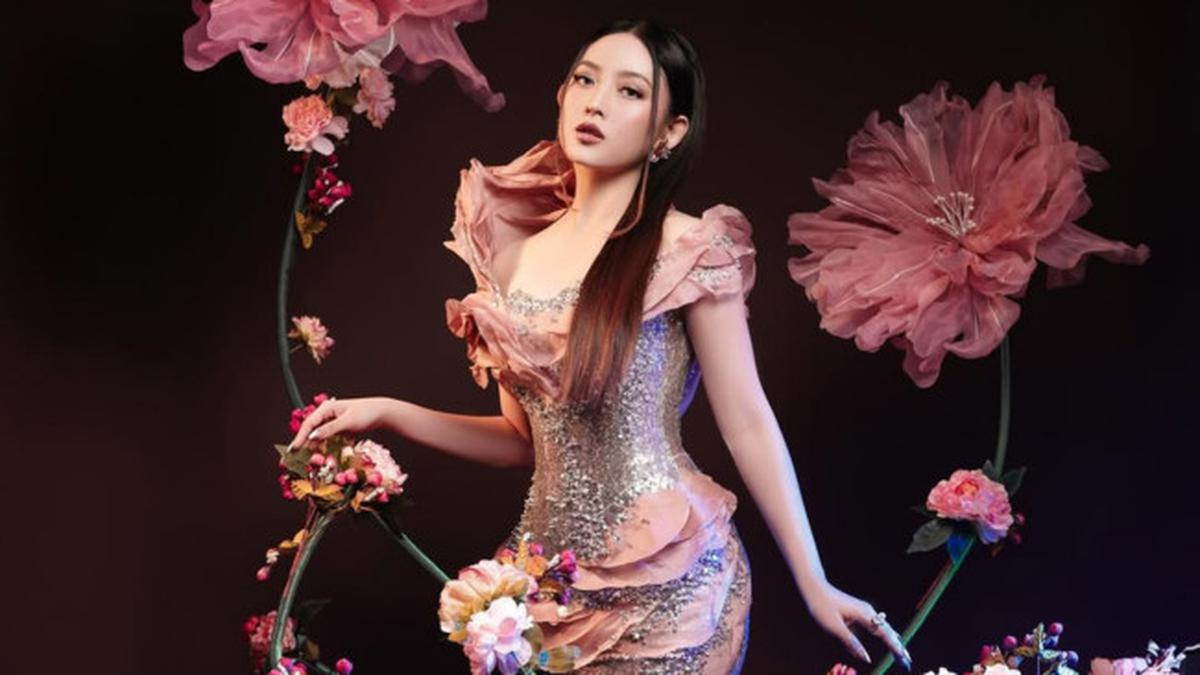 Outfit Natasha Wilona Bernuansa Floral Pastel, Bak Putri dari Negeri Dongeng