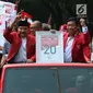 Ketua Umum PKPI AM Hendropriyono mengarak nomor urutnya dengan menggunakan mobil Jeep Rubicon seusai meninggalkan kantor KPU, Jakarta, Jumat (13/4). KPU resmi menetapkan PKPI sebagai peserta pemilu 2019 dengan nomor utut 20. (Liputan6.com/Angga Yuniar)