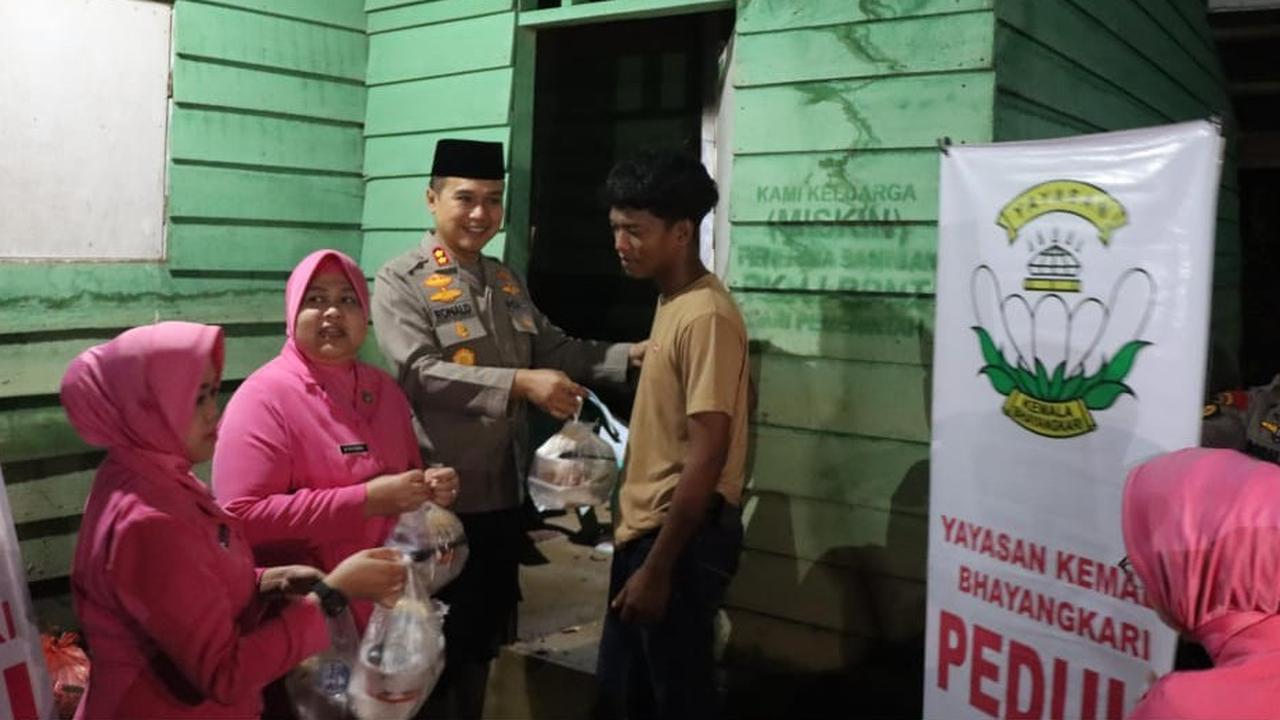 Polres Kampar Bagikan Makanan Sahur untuk Warga Korban Banjir di Tanjung Rambutan