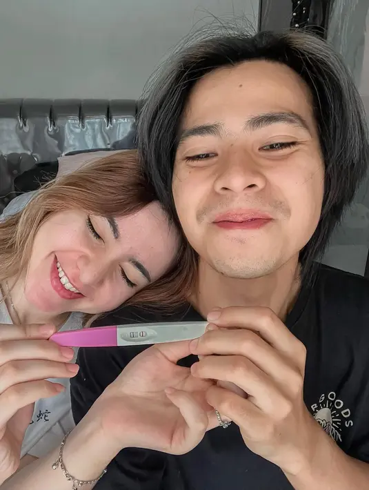 Arnold Leonard dan Moniq Crasivaya umumkan kabar kehamilan (Foto: Instagram crasivayamoniq)