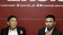 Pemain baru Persija Jakarta, Osvaldo Haay, didampingi Ferry Paulus, saat perkenalan di Kantor Persija, Kuningan, Jakarta, Senin, (10/2/2020). Pemain andalan Timnas Indonesia U-23 itu resmi memperkuat Macan Kemayoran musim depan. (Bola.com/M Iqbal Ichsan)