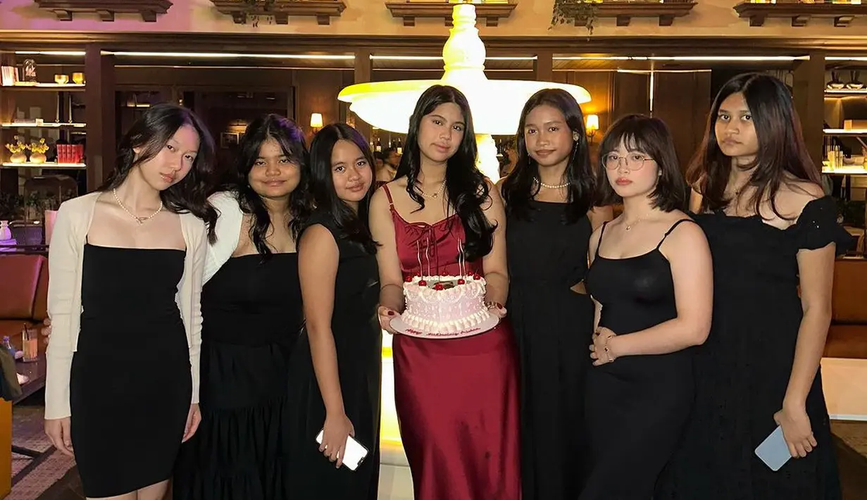 Dress satin yang dikenakannya membuatnya terlihat anggun dan lebih dewasa [@annisayudhoyono]