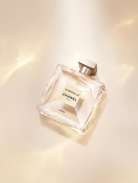 Selain meluncurkan N°5 L'Eau, CHANEL juga menghadirkan seri terbaru dari Gabrielle Chanel setelah Gabrielle Chanel Essence dan Gabrielle Chanel Parfum, house perfumer Chanel mempersembahkan kreasi baru yang segar dan berkilau, Gabrielle Chanel  L'Eau. [Dok/Chanel].