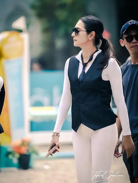 Belum lama ini, artis cantik berusia 37 tahun itu mengikuti kompetisi berkuda yang digelar bersama sang suami untuk kategori lompat rintangan 80 cm dan 100 cm. [Instagram/nsyakieb85]