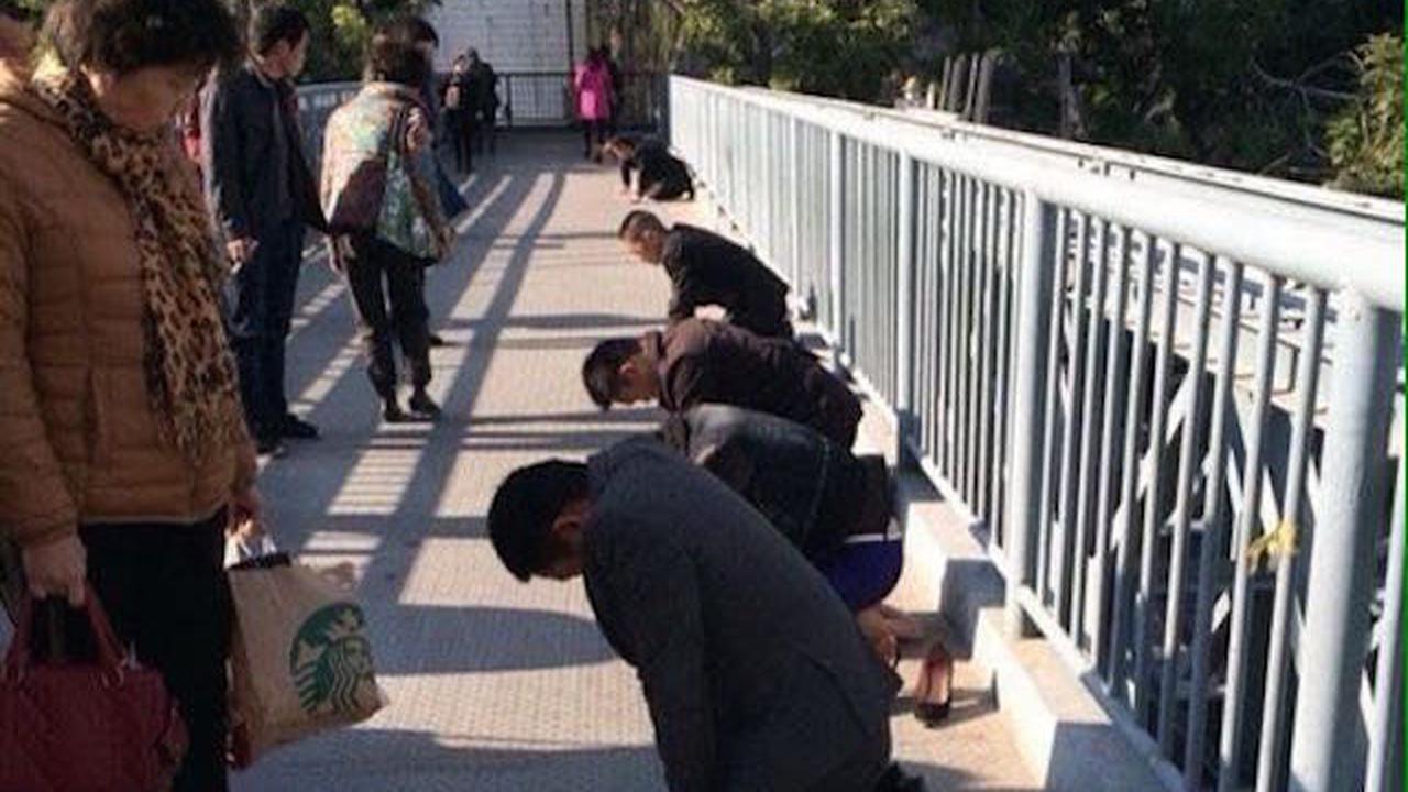 Tak Kerjakan Tugas, Bos Hukum Karyawannya Berlutut Sejam