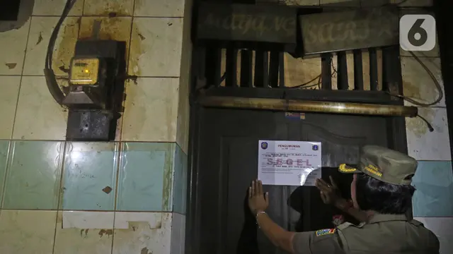 Menyalahi Aturan Pemakaian Listrik, Pemkot Jakut Segel Warung Remang-Remang