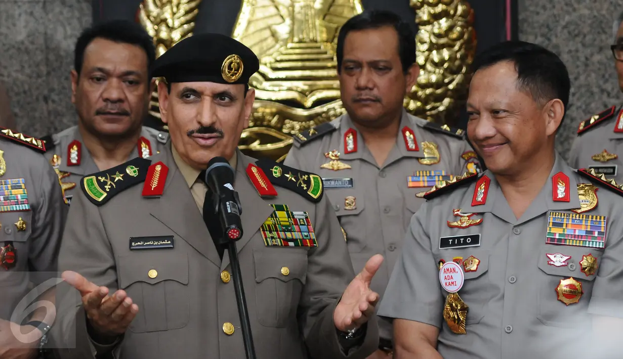 Kepala Kepolisian Arab Saudi General Othman bin Nasser Al Mehrej memberi keterangan usai menemui Kapolri Jenderal Pol Tito Karnavian di Jakarta, Selasa (18/4). Pertemuan untuk menindaklanjuti nota kesepahaman. (Liputan6.com/Helmi Fithriansyah)