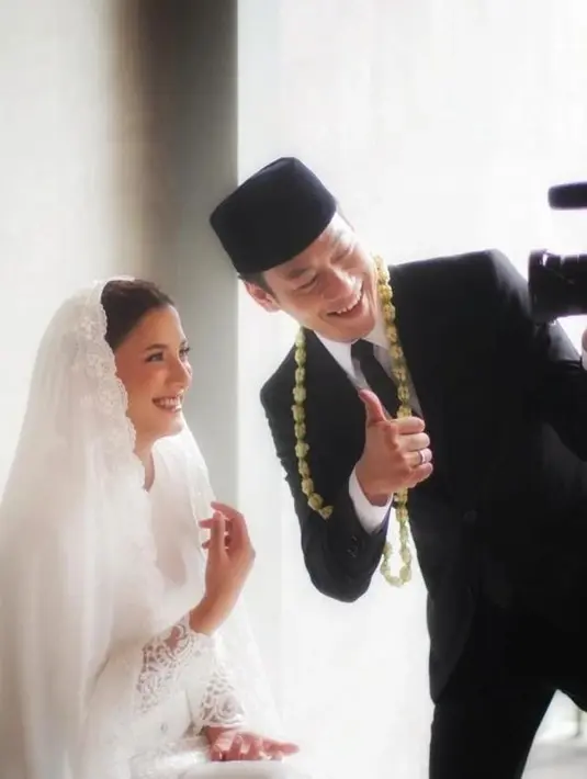 Tanpa dekorasi atau pakaian yang rumit, Qibil dan mempelai wanita tetap terlihat tampan dan cantik. [Foto: IG/qurrotuayun/qibil].