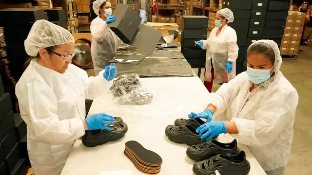 Di pabrik pembuatan sepatu daur ulang. Sekumpulan pegawai merakit sepatu Plastic Soul di pabrik Doc Johnson. (Dok: AP Liputan6.com dyahpamela)