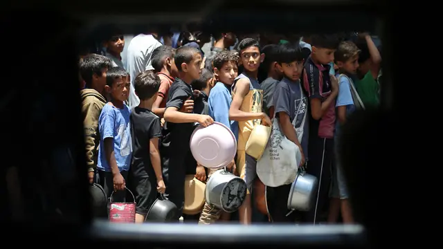 Tangis dan Jerit Anak-anak Gaza Saat Antre Pembagian Makanan