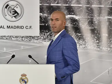 Pelatih baru Real Madrid, Zinedine Zidane memberikan kata sambutan di stadion Santiago Bernabeu, Senin (4/1/2016). Zidane resmi menggantikan Rafael Benitez yang baru saja dipecat manajemen. (AFP PHOTO/GERARD JULIEN)