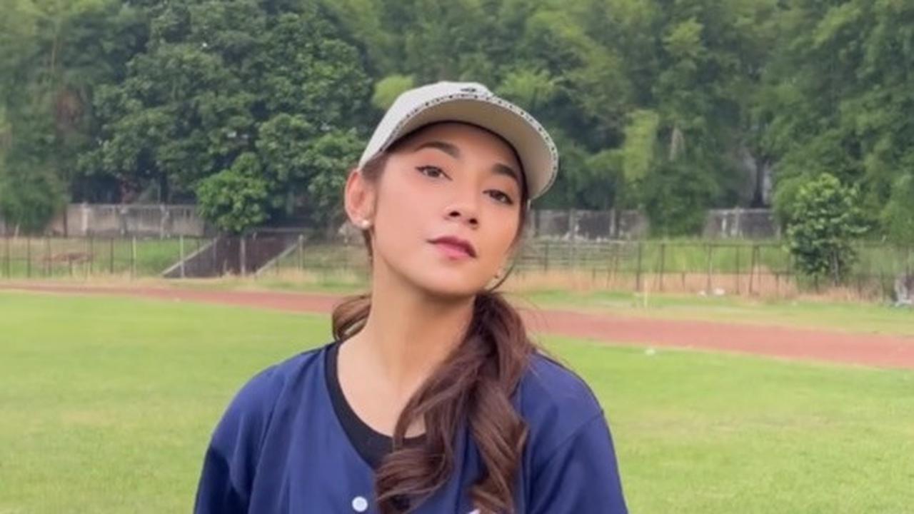 Ini gaya Dinda Kirana saat main baseball. Pemeran Tammy ini memilih mengenakan baju baseball warna biru tua. Tak lupa ia mengenakan topi.