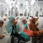 Zikir akbar untuk korban tsunami Aceh di Masjid Baiturrahman, Banda Aceh. (Liputan6.com/Windy Phagta)