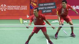 Fredy Setiawan/Dwiyoko pebulutangkis Indonesia meraih medali emas di nomor ganda putra SL3-SL4 setelah mengalahkan pasangan Korea pada Asian Para Games 2018 di Istora Senayan, Sabtu (13/10/2018).  (Bola.com/Peksi Cahyo)