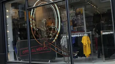 Tampilan toko baru yang didedikasikan untuk menjual merchandise resmi band rock Queen sebelum dibuka di London, Senin (27/9/2021). Band legendaris Queen membuka toko pop-up di Carnaby Street yang bersejarah pada minggu ini untuk menandai lima dekade mereka di kancah musik. (AP Photo/Alastair Grant)