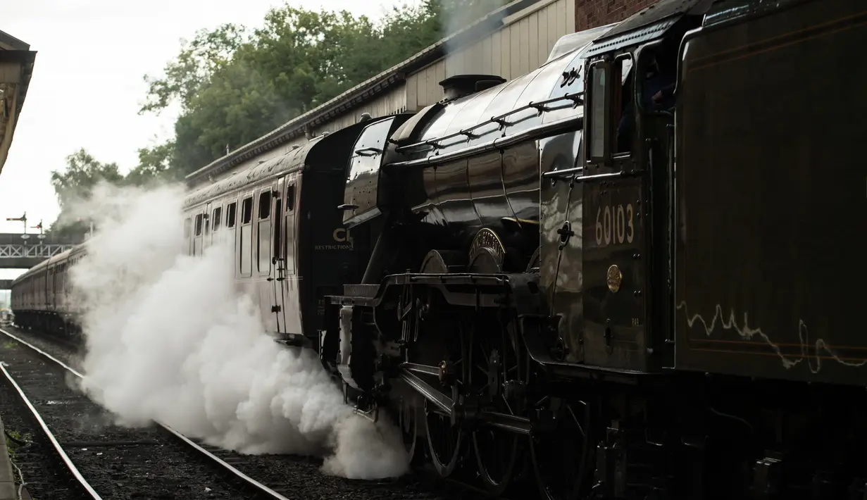 Lokomotif uap Flying Scotsman melintasi jalur East Lancashire Railway saat bersiap untuk meninggalkan Bury Bolton Street Station di Inggris, 5 September 2018. Kereta uap terkenal di dunia ini pernah melayani angkutan London ke Edinburgh. (OLI SCARFF/AFP)