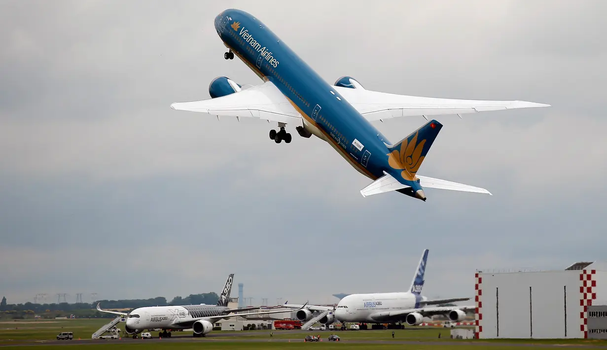 Adapun rute yang akan dilayani sama seperti di Terminal 2, yakni Jakarta-Hanoi dan Jakarta-Ho Chi Minh. Salah satu tujuan dari perpindahan penerbangan Vietnam Airlines ke Terminal 3 adalah untuk mengurai kepadatan penumpang. (AP Photo/Francois Mori)