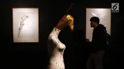 Sebuah karya yang dipajang dalam pameran bertajuk Jakarta Open Studio di TIM, Jakarta, Senin (17/7). Pameran ini mengajak pengunjung untuk terlibat langsung dalam pembuatan karya sesuai dengan karakter dari perupa. (Liputan6.com/Immanuel Antonius)