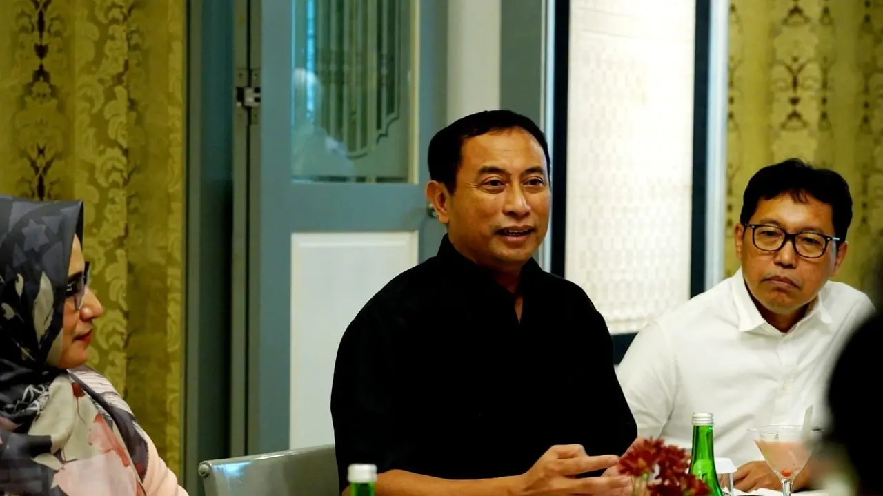 Direktur Bisnis PT BRI Multifinance Indonesia (BRI Finance) Primartono Gunawan (tengah) bersama Direktur Utama BRI Finance Azizatun Azhimah (kiri) dan Direktur Manajemen Risiko BRI Finance Ari Prayuwana. (Dok BRI Finance)