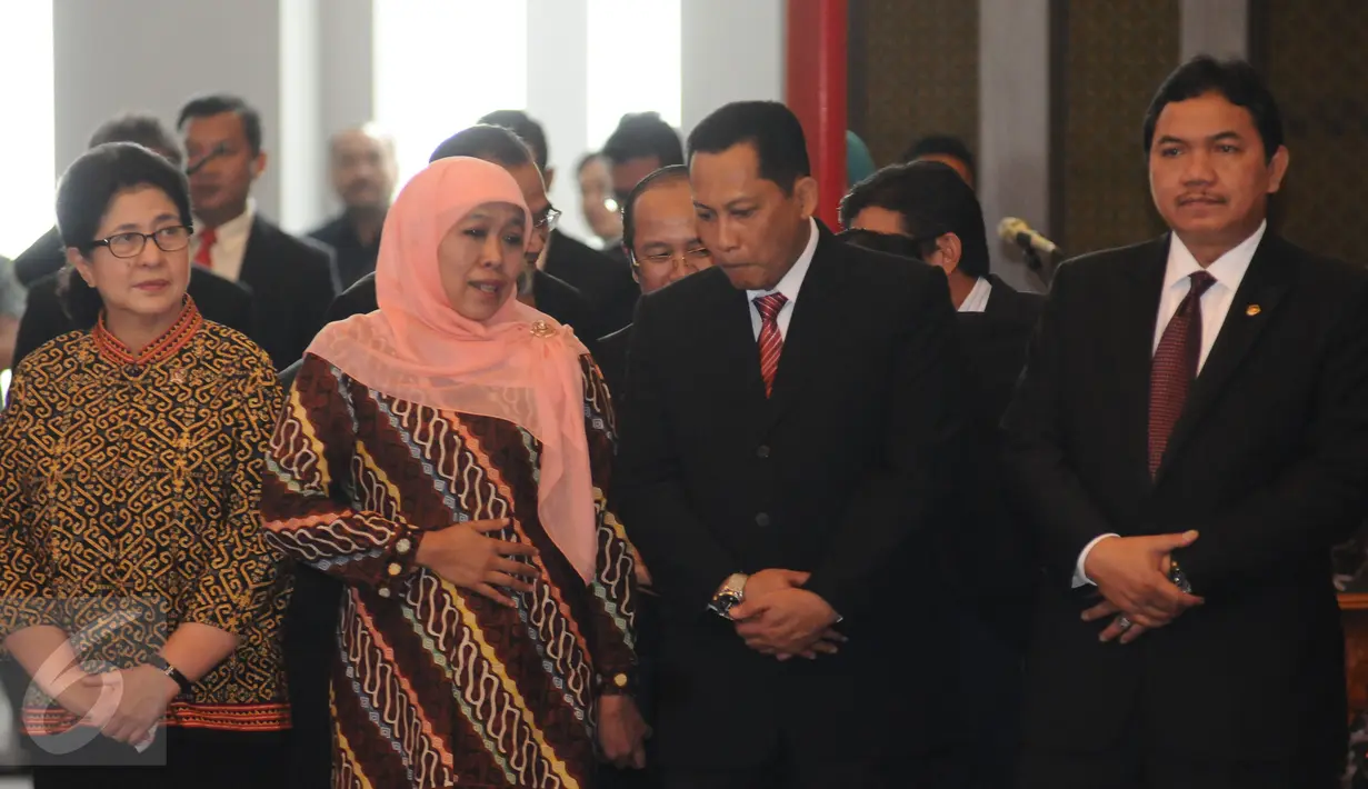 Kepala BNN, Budi Waseso (kedua kanan) berbincang dengan Menteri Sosial, Khofifah Indar Parawansa saat menghadiri upacara pengucapan sumpah jabatan Ketua dan Wakil Ketua BPK di Gedung MA, Jakarta, Rabu (26/4). (Liputan6.com/Helmi Fithriansyah)