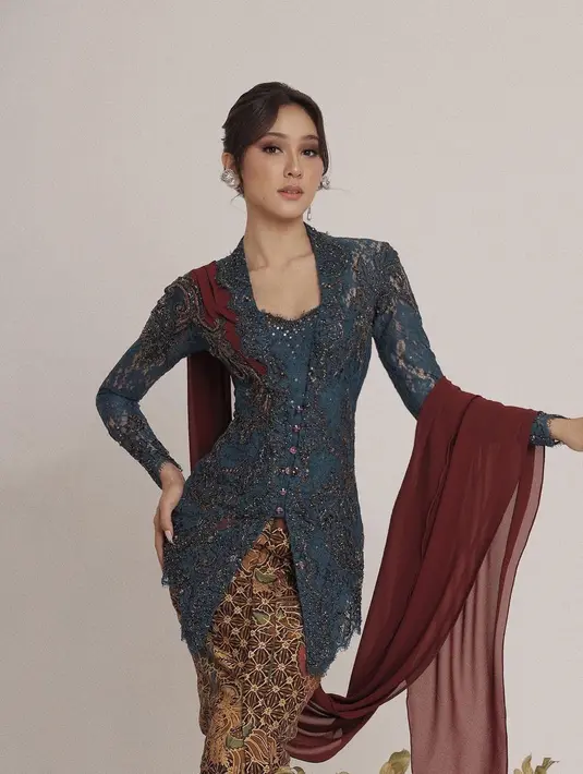 Anggunnya Yasmine Napper dalam balutan kebaya biru. Kebaya bersiluet kutubaru ini dipenuhi dengan bordir emas yang menambah nuansa mewah. Penampilannya dipadu dengan kain batik dan selendang merah. [Foto: Instagram/yasminnapper]