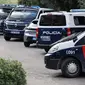 Polisi berjaga di depan kedutaan Ukraina di Spanyol setelah ledakan bom surat. (AFP)