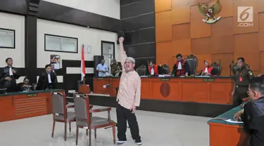 Terdakwa kasus ujaran kebencian Jon Riah Ukur (Jonru Ginting) meneriakkan takbir setelah sidang pembacaan vonis di PN Jakarta Timur, Jumat (3/2). Jonru divonis 1 tahun enam bulan penjara dan denda Rp50 juta juta (Liputan6.com/Herman Zakharia)