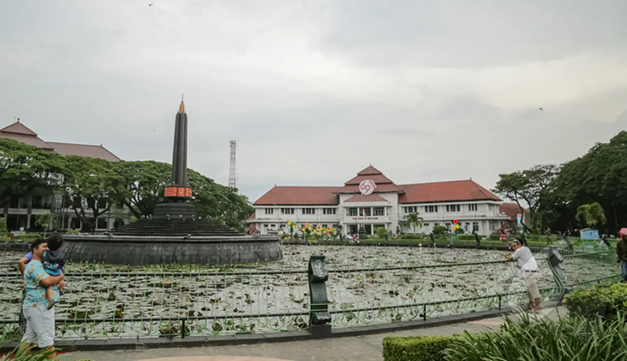 Tepat di bawah tugu terdapat kolam yang penuh dengan bunga teratai yang akan sangat indah saat musim mekar tiba, Rabu (21/1/2015). (Liputan6.com/Faizal Fanani)