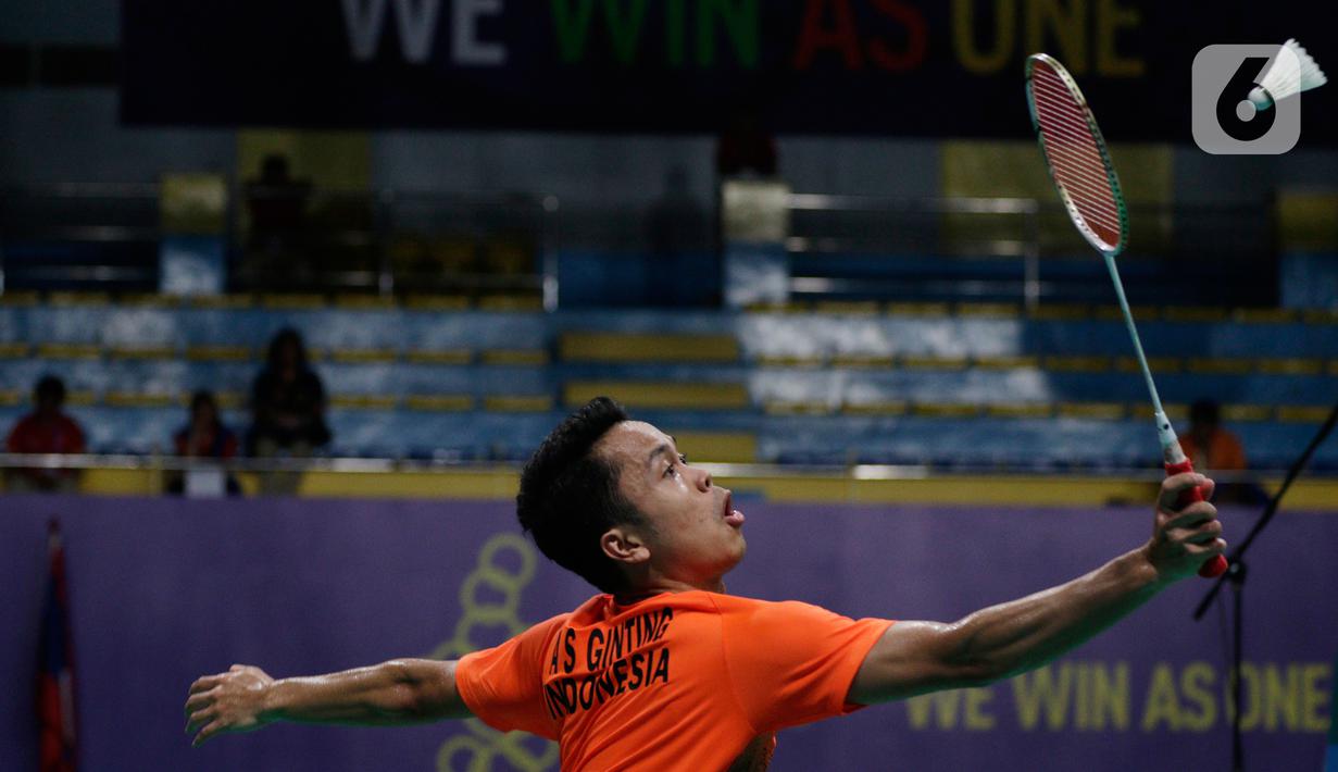 Tunggal putra Indonesia, Anthony Ginting, mengembalikan kok saat melawan Soong Joo Ven pada final beregu SEA Games 2019 di Multinlupa Sport Center, Filipina, Rabu (4/12/2019). Ginting menang 13-21, 21-15, dan 21-18. (Bola.com/M Iqbal Ichsan)