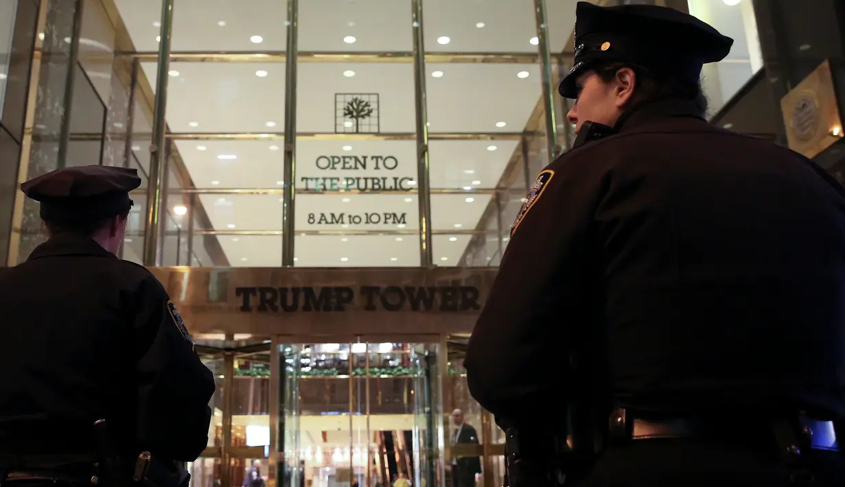 Aparat polisi didatangkan untuk menyelidiki surat yang mengandung serbuk putih mencurigakan yang dikirimkan untuk bakal calon presiden AS, Donald Trump yang dikirmkan ke kantor kampanye Trump di Trump Tower, New York, Kamis (28/4). (REUTERS/Carlo Allegri)