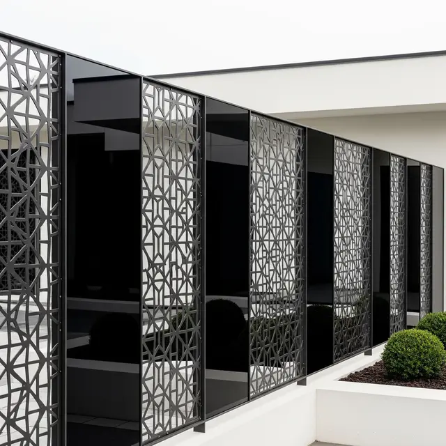 Pagar Roster Motif Geometris dan Kaca Hitam