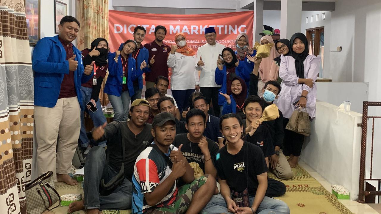 Mahasiswa KKN UMBY beri pelatihan digital marketing