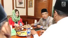 Ketua Umum Partai Solidaritas Indonesia (PSI) Grace Natalie saat berbincang dengan Ketua Umum PBNU, KH Said Aqil Siradj di Kantor PBNU, Jakarta, Senin (26/3). Partai PSI melakukan kunjungan silaturahmi ke Kantor PBNU. (Liputan6.com/Angga Yuniar)