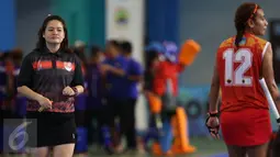 Wasit Ornpimol Kittiteerasopon (kiri) saat memimpin laga final hoki putri PON XIX Jabar antara DKI Jakarta melawan Papua di Gymnasium UPI, Bandung, Senin (19/9). DKI Jakarta unggul 4-2 atas Papua. (Liputan6.com/Helmi Fithriansyah)