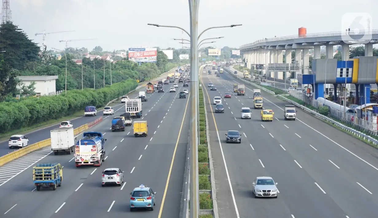 Kendaraan melintasi ruas jalan tol di Jakarta, Selasa (19/5/2020). PT Jasa Marga (Persero) Tbk memprediksi volume lalu lintas selama Lebaran akan mengalami penurunan signifikan sebesar 62,5 persen untuk pra Idul Fitri akibat larangan mudik selama pandemi COVID-19. (Liputan6.com/Immanuel Antonius)