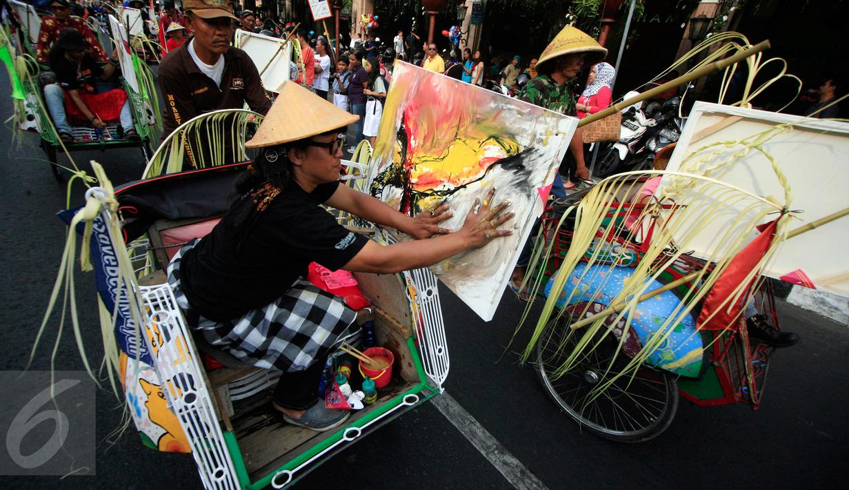 Seorang peserta karnaval melukis diatas becak saat mengikuti karnaval budaya keris summit 2015 di Jl Malioboro, Yogyakarta,  Rabu (28/10/2015). Keris Summit 2015 akan berlangsung di beteng vredeburg Yogyakarta. (Boy T Harjanto)