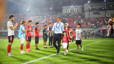 Guard of honor diberikan pemain dan ofisial Bali United kepada Stefano Cugurra usai pertandingan menghadapi Madura United di Stadion Kapten I Wayan Dipta pada Sabtu malam (17/5/2025). (Bola.com/Alit Binawan)