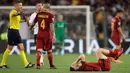 Pemain Roma Kostas Manolas jatuh di lapangan saat melawan Liverpool dalam pertanding semifinal Liga Champions di Stadion Olimpico, Roma (2/5). Kendati kalah, Liverpool tetap melangkah ke final dengan agregat 7-6. (AP/Alessandra Tarantino)