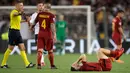 Pemain Roma Kostas Manolas jatuh di lapangan saat melawan Liverpool dalam pertanding semifinal Liga Champions di Stadion Olimpico, Roma (2/5). Kendati kalah, Liverpool tetap melangkah ke final dengan agregat 7-6. (AP/Alessandra Tarantino)